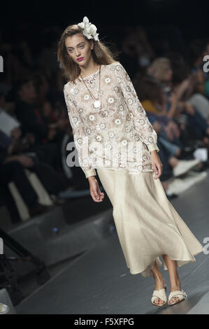 Madrid Fashion Week Frühjahr/Sommer 2016 - Duyos - Laufsteg mit: Modell wo: Madrid, Spanien bei: 18 Sep 2015 Stockfoto