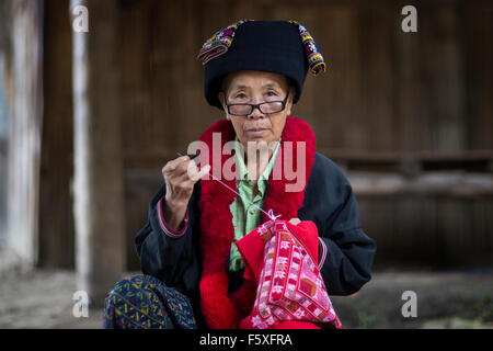 Eine Frau stricken in Chiang Mai, Nordthailand Stockfoto