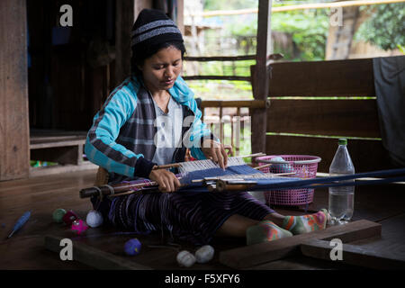 Eine Frau, die Weberei in Chiang Mai, Nordthailand Stockfoto