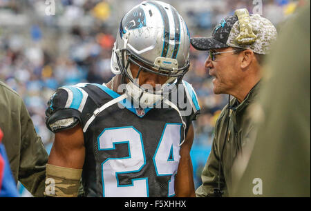 Charlotte, North Carolina, USA. 8. November 2015. NC, Carolina Panthers head Coach Ron Rivera Gespräche mit den Carolina Panthers Cornerback Josh Norman #24 nach einer Verletzung gegen die Green Bay Packers am 8. November 2015, bei der Bank of America in Charlotte, North Carolina. Die Panthers besiegten die Packers 37-29.Margaret Bowles/CSM/Alamy Live News Stockfoto