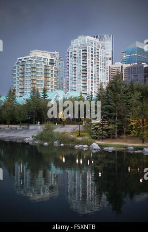 Reflexionen von Gebäuden in der Innenstadt in Lagune, Eau Claire Market Area, Calgary, Kanada Stockfoto