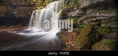 Oberen Kessel stürzen oder West Burton fällt am West Burton, Wharfedale, Yorkshire Dales, North Yorkshire, Großbritannien Stockfoto