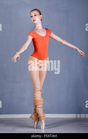 Schlanke junge Ballerina probt Tanz. Mädchen in Pointe auf Zehenspitzen stehen. Das Konzept des klassischen Tanzes. Stockfoto