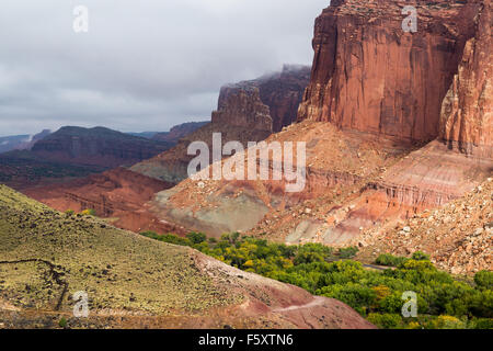 Stürmisches Wetter sammeln über die Waterpocket Fold, Capitol Reef National Park, Utah Stockfoto