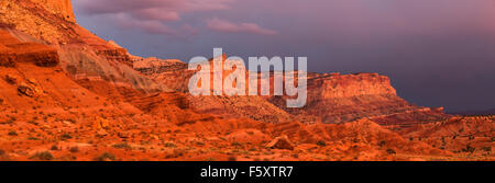The Waterpocket Fold reflecting golden light at sunset, Capitol Reef National Park, Utah Stockfoto