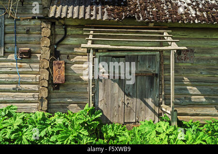 Türen in verlassenen Holzhaus. Stockfoto