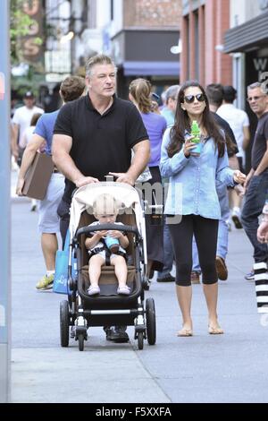 Alec Baldwin und Frau Hilaria Baldwin nehmen Sie ihre Tochter, Carmen, heraus für einen Spaziergang mit SoHo: Alec Baldwin, Hilaria Baldwin, Carmen Gabriela Baldwin wo: New York City, New York, USA bei: 20. Sep 2015 Stockfoto