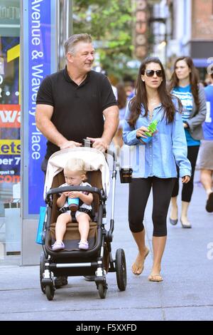 Alec Baldwin und Frau Hilaria Baldwin nehmen Sie ihre Tochter, Carmen, heraus für einen Spaziergang mit SoHo: Alec Baldwin, Hilaria Baldwin, Carmen Gabriela Baldwin wo: New York City, New York, USA bei: 20. Sep 2015 Stockfoto