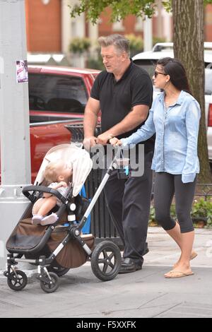 Alec Baldwin und Frau Hilaria Baldwin nehmen Sie ihre Tochter, Carmen, heraus für einen Spaziergang mit SoHo: Alec Baldwin, Hilaria Baldwin, Carmen Gabriela Baldwin wo: New York City, New York, USA bei: 20. Sep 2015 Stockfoto