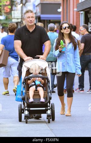 Alec Baldwin und Frau Hilaria Baldwin nehmen Sie ihre Tochter, Carmen, heraus für einen Spaziergang mit SoHo: Alec Baldwin, Hilaria Baldwin, Carmen Gabriela Baldwin wo: New York City, New York, USA bei: 20. Sep 2015 Stockfoto