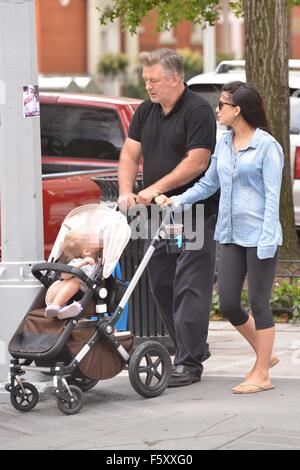 Alec Baldwin und Frau Hilaria Baldwin nehmen Sie ihre Tochter, Carmen, heraus für einen Spaziergang mit SoHo: Alec Baldwin, Hilaria Baldwin, Carmen Gabriela Baldwin wo: New York City, New York, USA bei: 20. Sep 2015 Stockfoto