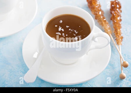 Karamell-Pudding in weißen Schalen mit Flocken Salz Stockfoto