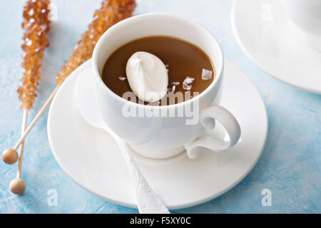 Karamell-Pudding in weißen Schalen mit Flocken Salz Stockfoto