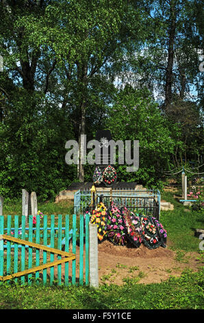 Dorffriedhof mit Denkmal für sowjetische Soldaten starben in WW2 mit Inschriften der Soldaten Namen. Stockfoto