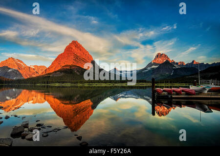 Panorama des Mount Grinnell und seine Reflexion aus Swiftcurrent Lake. Stockfoto