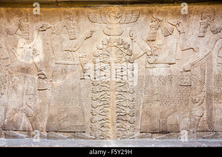 Interieur, das British Museum. Assyrische palace Steinreliefs, die frühen Geschichten auf Steinplatten mit Zahlen und Schreiben. Stockfoto