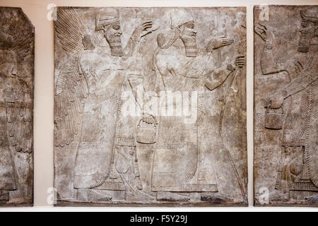 Interieur, das British Museum. Assyrische palace Steinreliefs, die frühen Geschichten auf Steinplatten mit Zahlen und Schreiben. Stockfoto