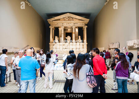 British Museum. Die griechischen Nereide Denkmal, ab 380 V.CHR. von Xanthos in Halle besetzt mit vielen Menschen wandern rund um anzeigen wird angezeigt. Stockfoto