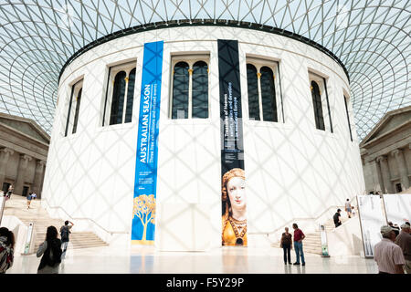 Die Queen Elizabeth II Great Court, die überdachte zentrale Viereck des British Museum. Die runde Leseraum, Innenhof und Glas rahmen Dach. Stockfoto