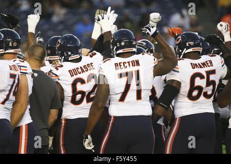 San Diego, CA, USA. 9. November 2015. 9. November 2015: Chicago huddle vor Pregame im Spiel zwischen den Chicago Bears und den San Diego Chargers, Qualcomm Stadium, San Diego, CA. Fotograf: Peter Joneleit / ZUMA Wire Service Credit: Peter Joneleit/ZUMA Draht/Alamy Live News Stockfoto