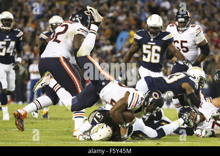 San Diego, CA, USA. 9. November 2015. 9. November 2015: Chicago Bears Runningback Ka'Deem Carey (25) versucht zu landen sanft nach hochgeklappt wird, auf ein Spiel im Spiel zwischen den Chicago Bears und den San Diego Chargers, Qualcomm Stadium, San Diego, CA. Fotograf: Peter Joneleit / ZUMA Wire Service Credit: Peter Joneleit/ZUMA Draht/Alamy Live News Stockfoto