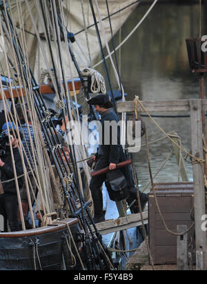 Aidan Turner, Poldark in dem BBC-Drama spielt, besteigt ein Schiff im Hafen.  Mit: Aidan Turner wo: Penzance, Großbritannien bei: 21 Sep 2015 Stockfoto