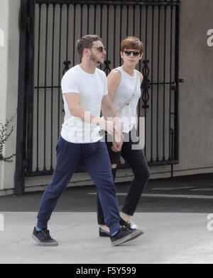 Fantastic Four 2 Sterne Kate Mara und Freund Jamie Bell packt einen schnellen Happen zu Essen bei Stempel richtige Foods in Los Feliz nach einer Partynacht in der Emmys.  Mit: Kate Mara, Jamie Bell wo: Los Angeles, California, Vereinigte Staaten von Amerika bei: 21 Sep 2015 Stockfoto