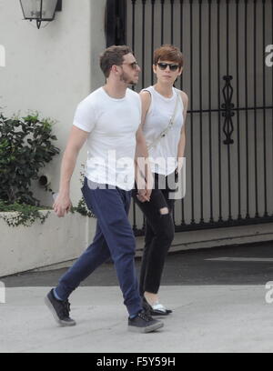 Fantastic Four 2 Sterne Kate Mara und Freund Jamie Bell packt einen schnellen Happen zu Essen bei Stempel richtige Foods in Los Feliz nach einer Partynacht in der Emmys.  Mit: Kate Mara, Jamie Bell wo: Los Angeles, California, Vereinigte Staaten von Amerika bei: 21 Sep 2015 Stockfoto