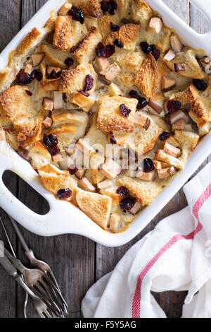 Brot-Pudding Frühstück Kasserolle mit Birne und getrocknete cranberry Stockfoto