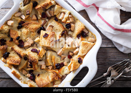 Brot-Pudding Frühstück Kasserolle mit Birne und getrocknete cranberry Stockfoto