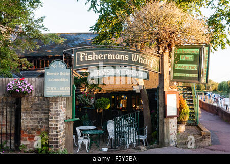 "Fisherman's Wharf" Restaurant Schild über dem Eingang Sitzecke im Freien zu öffnen. Kein Volk, am frühen Morgen goldene Stunde. Sandwich Waterfront. Stockfoto