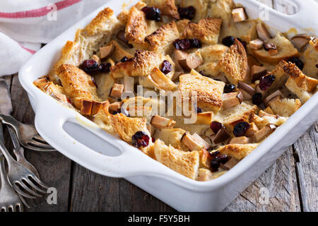 Brot-Pudding Frühstück Kasserolle mit Birne und getrocknete cranberry Stockfoto