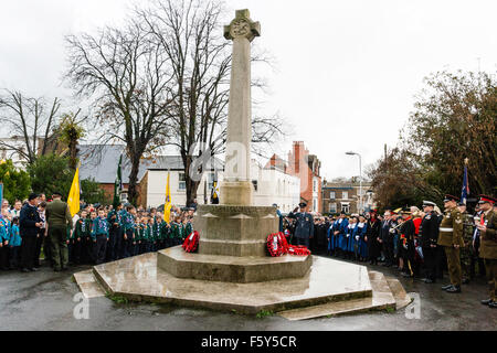 England, Ramsgate. Tag der Erinnerung. Weitwinkelaufnahme der ständigen Aufmerksamkeit rund um War Memorial während der kranzniederlegung im Regen. Stockfoto