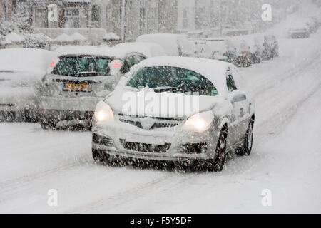 Englisch Straße in Ramsgate. Schwere Schnee Sturm mit Schnee und Autos Fahren mit Licht auf der schneebedeckten Straße, geringe Sichtbarkeit. Stockfoto