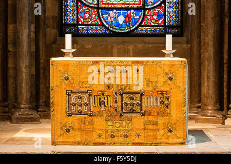 England, die Kathedrale von Canterbury. Interieur. Die becket Krone, aka Corona. Altar, unter Glasfenster, in der Dreifaltigkeit Kapelle mit 2 Kerzen auf. Stockfoto