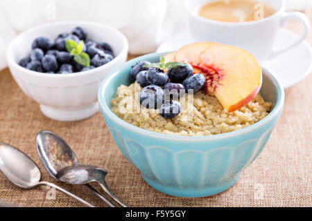 Frühstück Quinoa Porridge mit frischen Früchten in eine Schüssel geben Stockfoto
