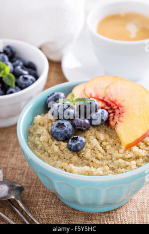 Frühstück Quinoa Porridge mit frischen Früchten in eine Schüssel geben Stockfoto