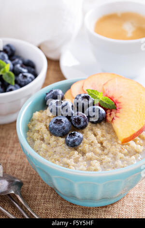 Frühstück Quinoa Porridge mit frischen Früchten in eine Schüssel geben Stockfoto