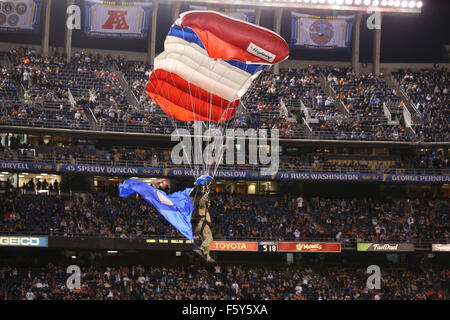 San Diego, CA, USA. 9. November 2015. 9. November 2015: eine militärische Fallschirm Team Land vor dem Spiel zwischen den Chicago Bears und den San Diego Chargers, Qualcomm Stadium, San Diego, CA. Fotograf: Peter Joneleit / ZUMA Wire Service Credit: Peter Joneleit/ZUMA Draht/Alamy Live News Stockfoto