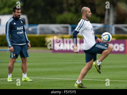 Ezeiza, Argentinien. 9. November 2015. Javier Mascherano (R) und Ezequiel Lavezzi der argentinischen Fußball-Nationalmannschaft nehmen Teil an einem Training auf dem Gelände der Association des argentinischen Fußball (AFA, für seine Abkürzung in spanischer Sprache), in Ezeiza Stadt, 32 km entfernt von Buenos Aires, der Hauptstadt von Argentinien, am 9. November 2015. Argentinien wird Brasilien in einem Match Qualifikationsspiel für die WM Russland 2018, am 12. November im Antonio Vespucio Liberti-Stadion in Buenos Aires, Argentinien statt Gesicht. © Martin Zabala/Xinhua/Alamy Live-Nachrichten Stockfoto