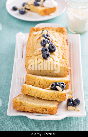 Zitrone Blaubeere-lbs-Kuchen mit frischen Heidelbeeren und Mandelsplitter Stockfoto