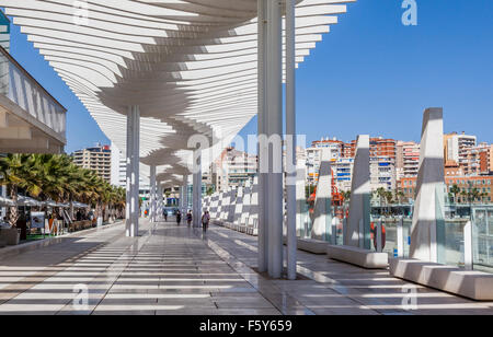 Muelle Dos am Hafen von Málaga mit gebogenen Sonnenschirmen an der Promenade der Palmeral de Las Sorpresas. Stockfoto