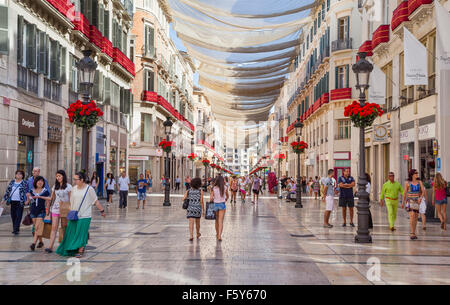 schattige Calle Marques de Larios Fußgängerzone Málagas angesagtesten shopping Street, Malaga, Andalusien, Spanien Stockfoto