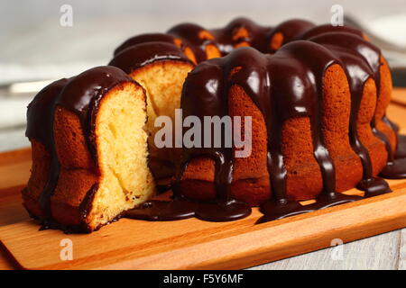 Gugelhupf mit Schokoladenglasur Stockfoto