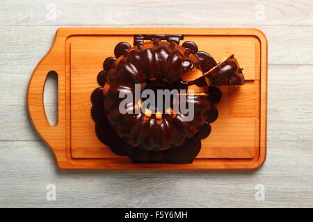 Gugelhupf mit Schokoladenglasur Stockfoto