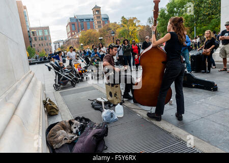 New York, NY führt 6. November 2015 - Outlaw Ritual unter dem Bogen im Washington Square Park © Stacy Walsh Rosenstock/Alamy Stockfoto