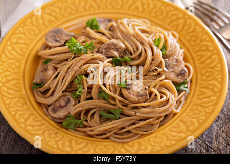 Pilz Vollkorn Spaghetti mit Sahnesoße Stockfoto