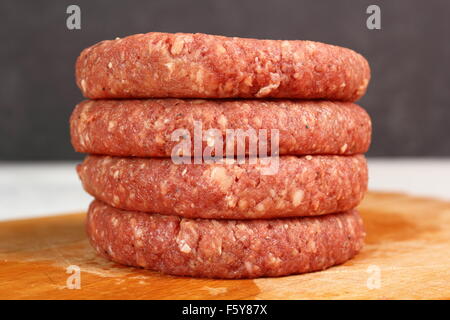 Rohe Burger Rindfleisch Patty Stockfoto