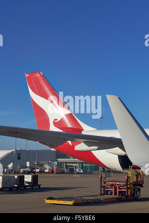 Ansicht eines Schwanzes Qantas Boeing 737-800 mit dem fliegenden Känguru-Logo und Blendenflecken Sonne Stockfoto