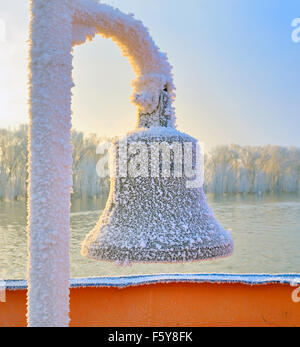 Bell auf Segelschiff eingefroren Stockfoto